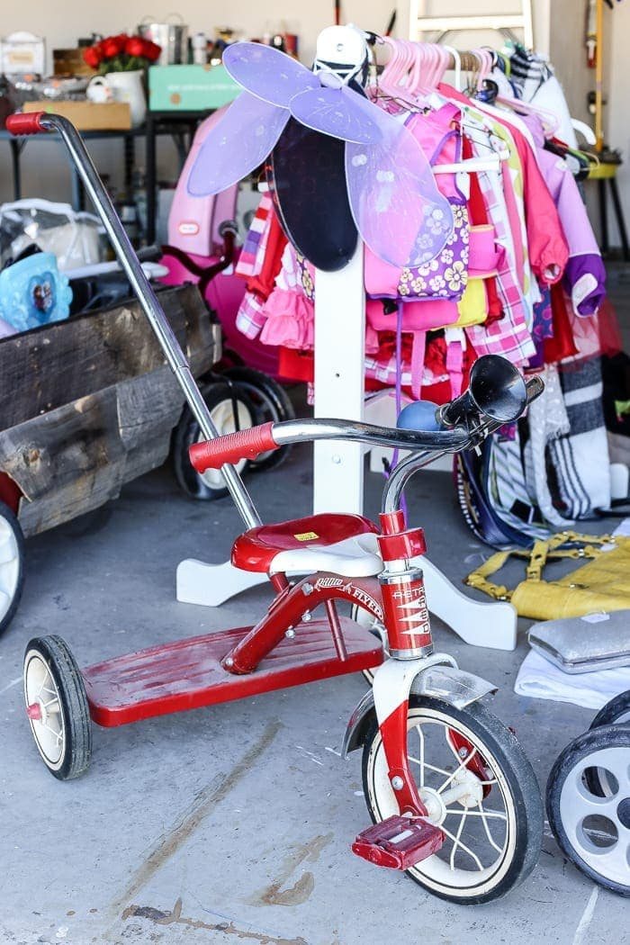 10 Tips to Host a Successful Garage Sale | unigumushane.com - 10 tips to prepare for hosting a successful, money-making garage sale: how to advertise, how to price, and how to invite customers and make a profit.