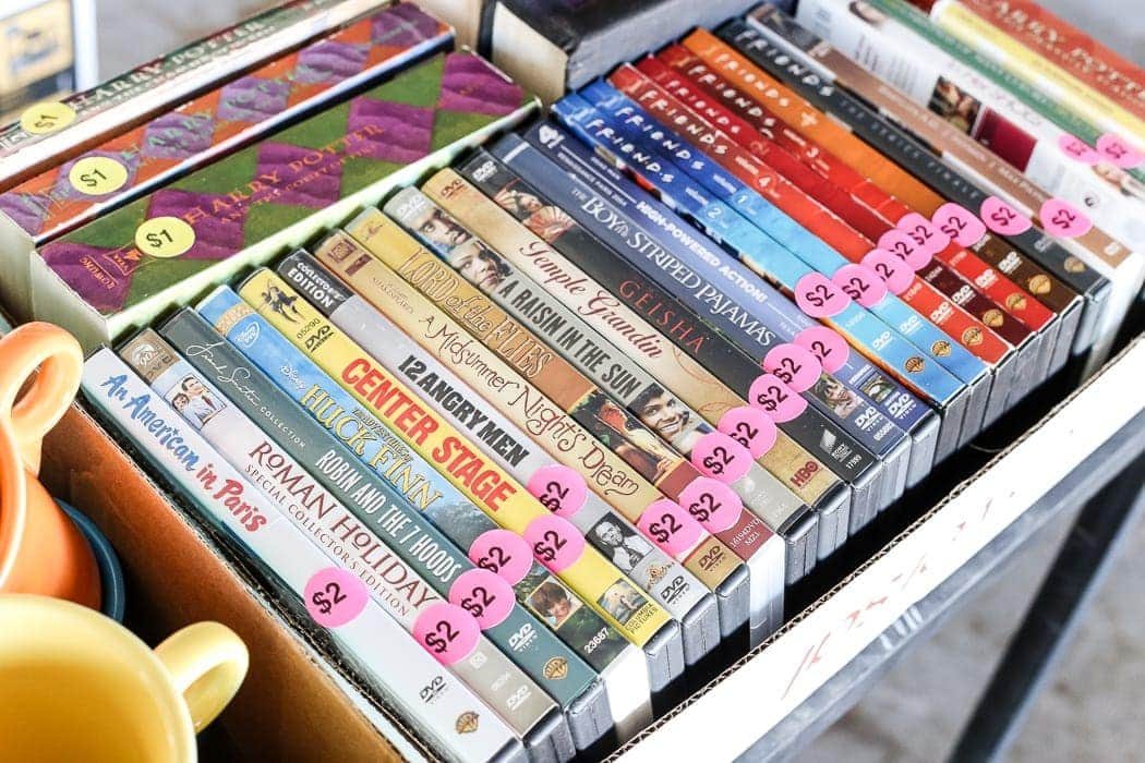 10 Tips to Host a Successful Garage Sale | unigumushane.com - 10 tips to prepare for hosting a successful, money-making garage sale: how to advertise, how to price, and how to invite customers and make a profit.
