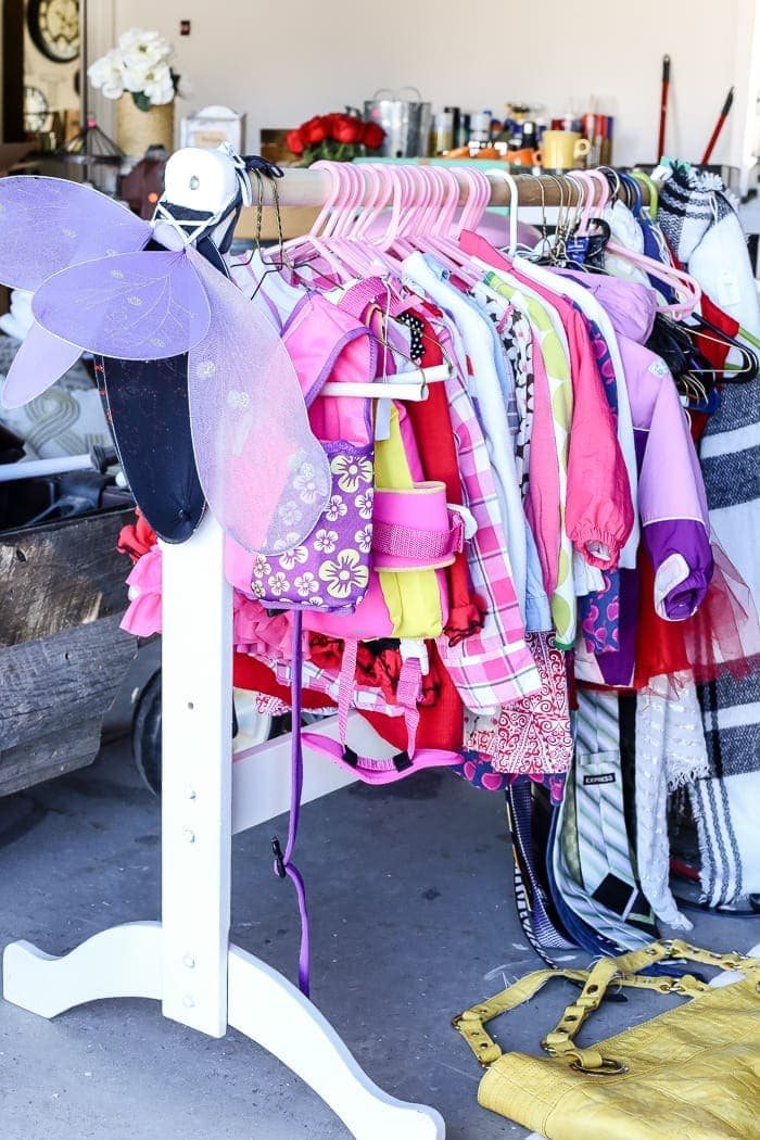 10 Tips to Host a Successful Garage Sale | unigumushane.com - 10 tips to prepare for hosting a successful, money-making garage sale: how to advertise, how to price, and how to invite customers and make a profit.