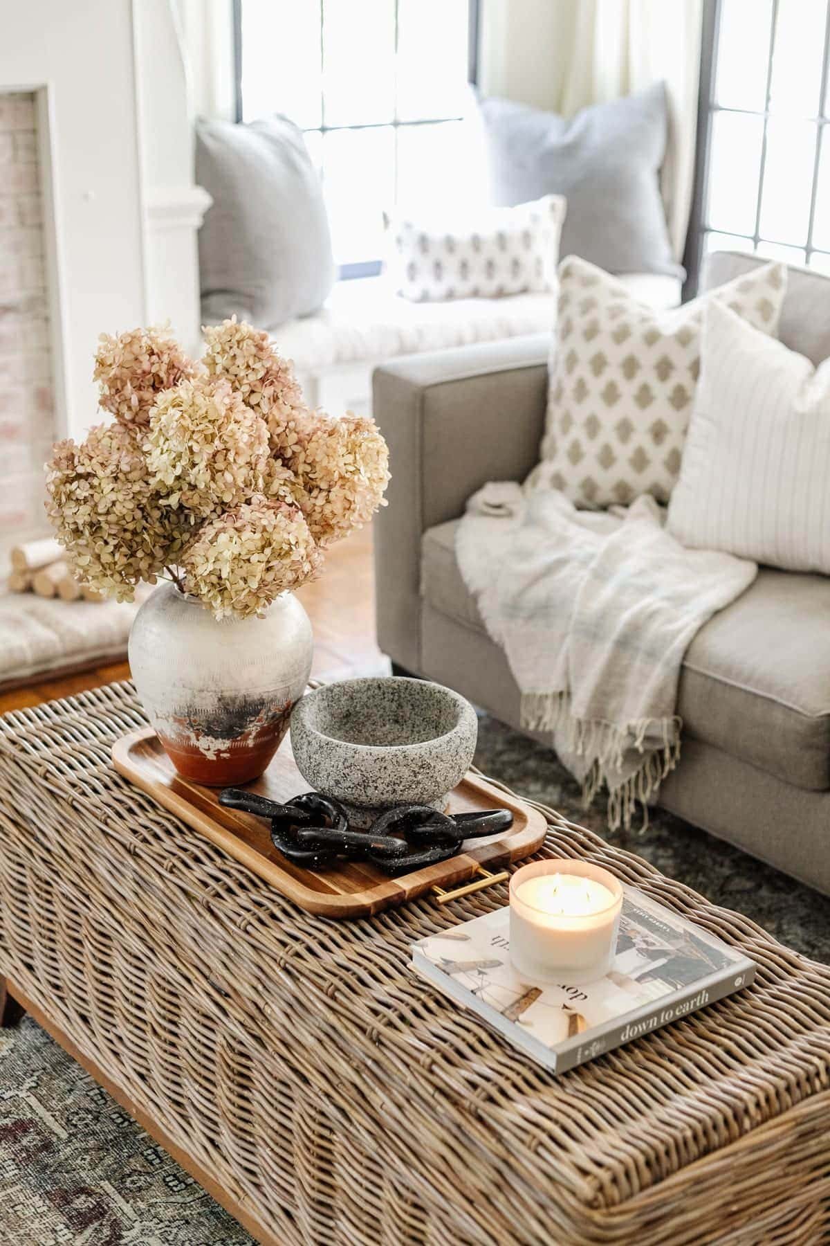 coffee table decor with dried hydrangeas and DIY decorative chain using air dry clay