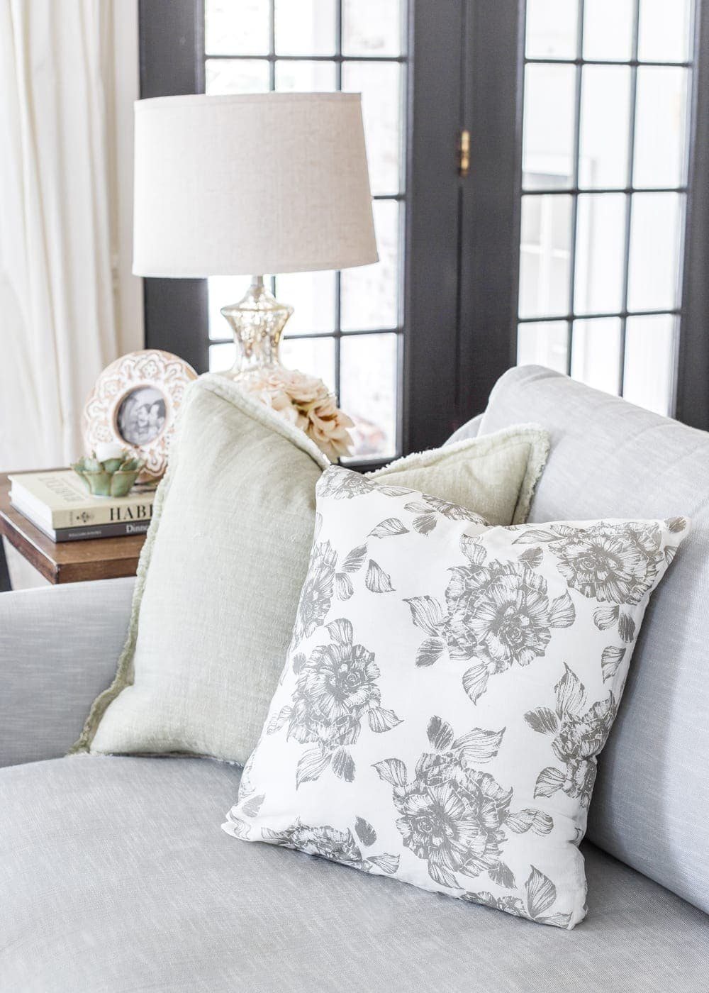 3 items you can repurpose into DIY no-sew throw pillows | How to make a throw pillow from napkins.