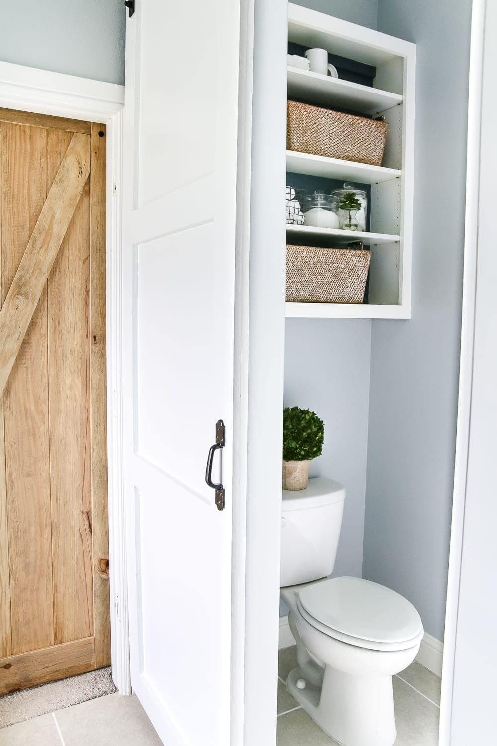Lowe's Spring Makeover Bathroom Reveal | unigumushane.com - A team of 6 DIYers take on a bathroom makeover in 48 hours to transform a plain, builder grade space to give it character and modern farmhouse charm.
