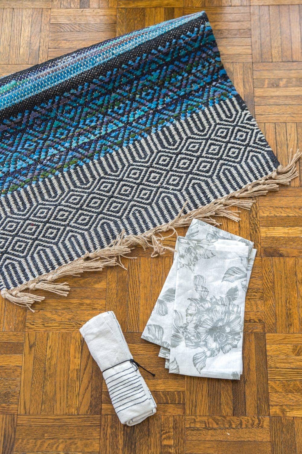 3 items you can repurpose into DIY no-sew throw pillows | rug, kitchen towel, napkins