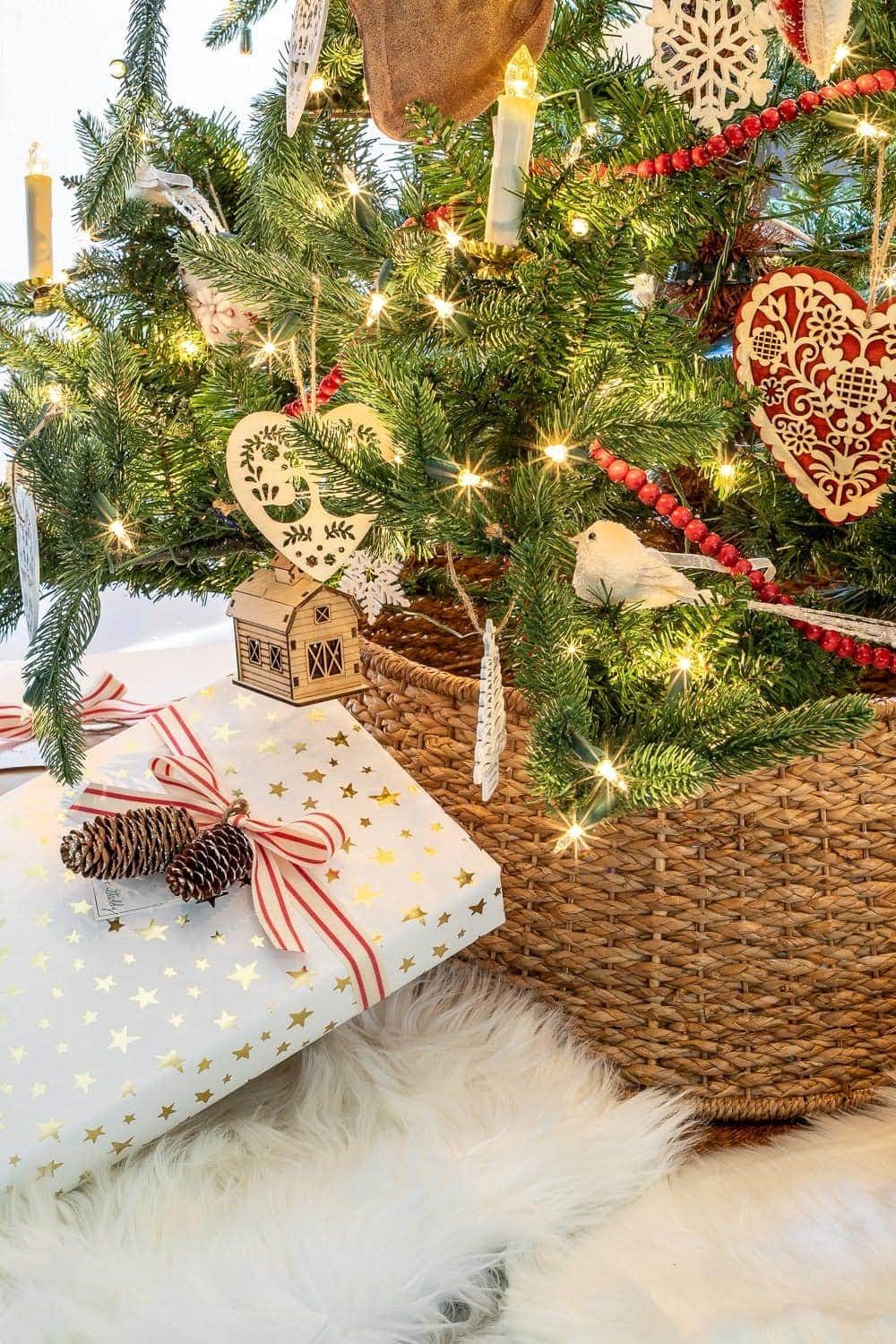 pine cone Christmas gift wrap