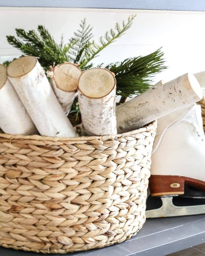 6 After-Christmas Winter Foyer Decorating Ideas | unigumushane.com - 6 tips for decorating a winter foyer or entryway after Christmas to create warm lighting and natural elements for a cozy, inviting space