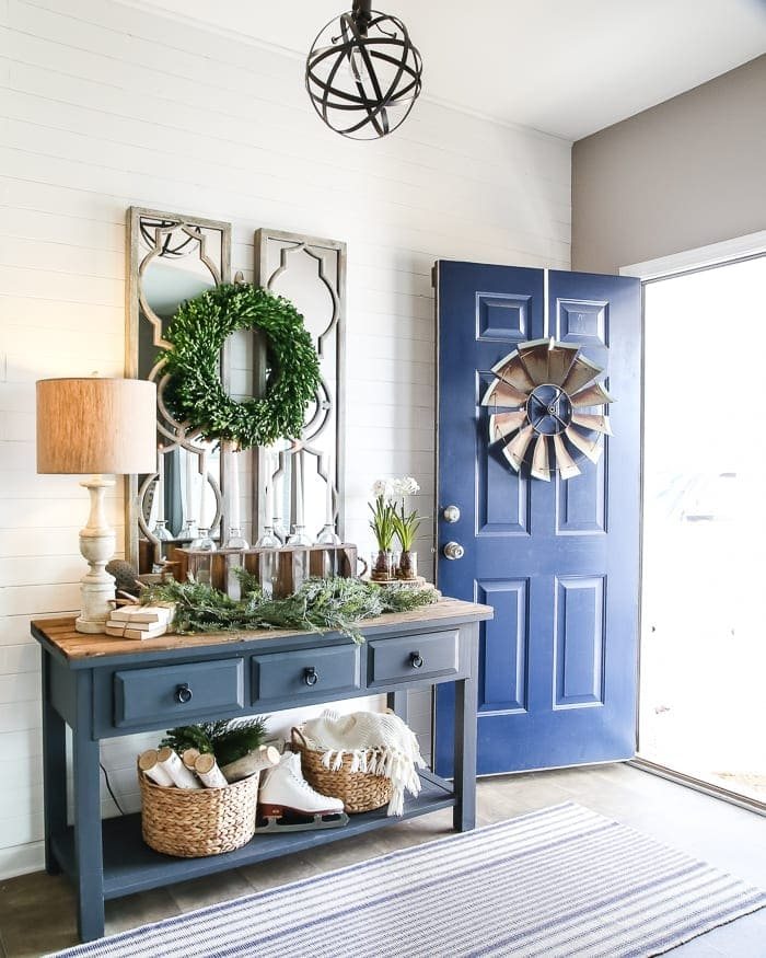 6 After-Christmas Winter Foyer Decorating Ideas | unigumushane.com - 6 tips for decorating a winter foyer or entryway after Christmas to create warm lighting and natural elements for a cozy, inviting space
