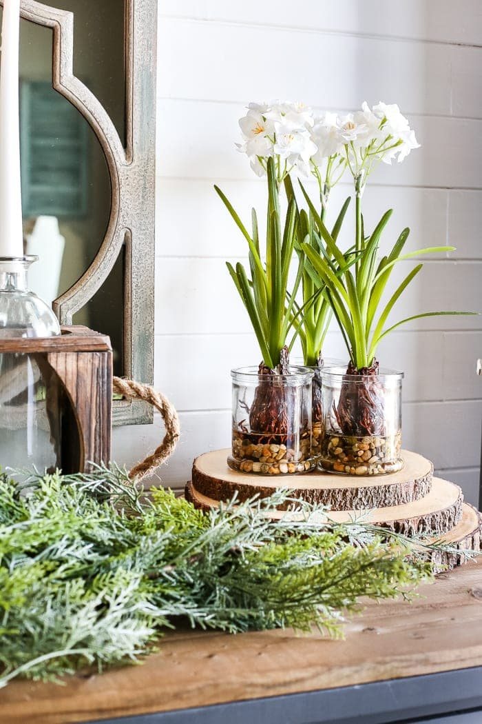 6 After-Christmas Winter Foyer Decorating Ideas | unigumushane.com - 6 tips for decorating a winter foyer or entryway after Christmas to create warm lighting and natural elements for a cozy, inviting space