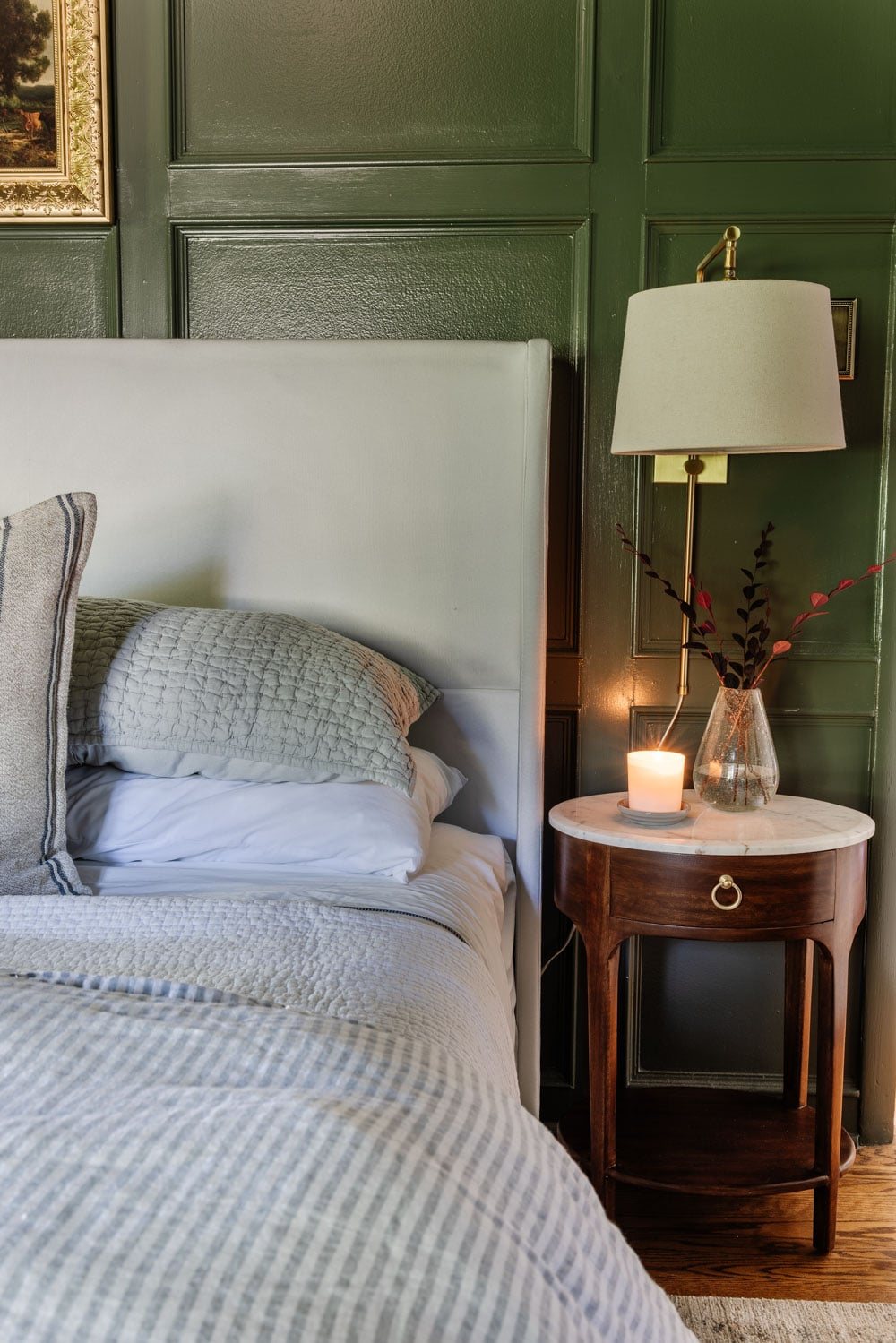 20+ Slim Bedside Tables Perfect for Small Bedrooms