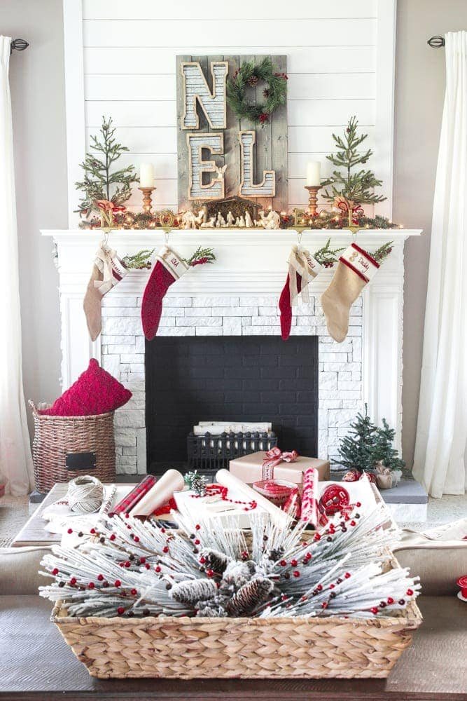 Cozy Christmas Living Room Tour | unigumushane.com - A tour of a Christmas living room with easy ideas to decorate for a cozy atmosphere plus 8 other Christmas living rooms with farmhouse style.