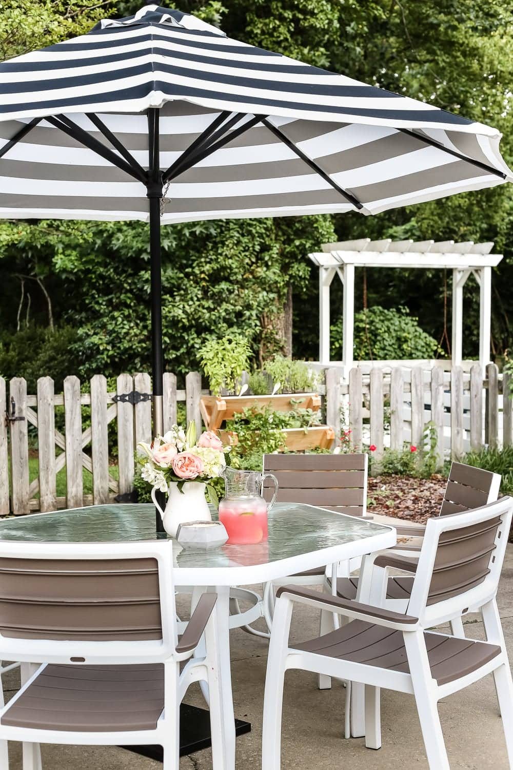 How to Revive a Glass Patio Table | unigumushane.com - A tutorial explaining how to clean, paint, and revive a glass patio table to make it look brand new in a few quick steps.