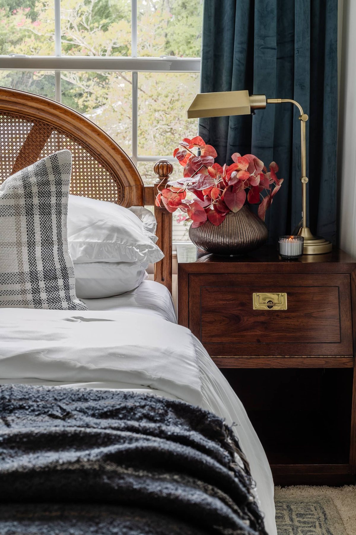 Simple Bedside Table Decor Ideas