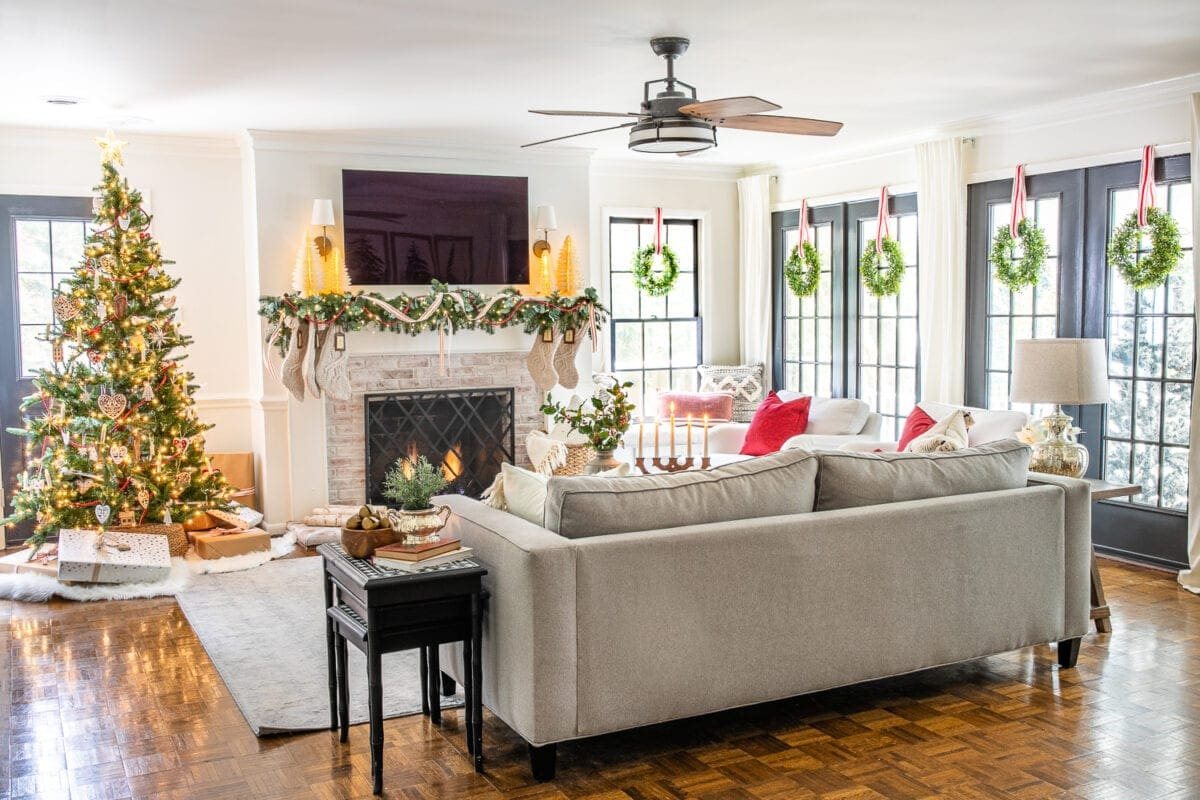 Christmas decor ideas | Cozy Christmas living room with wreaths on windows