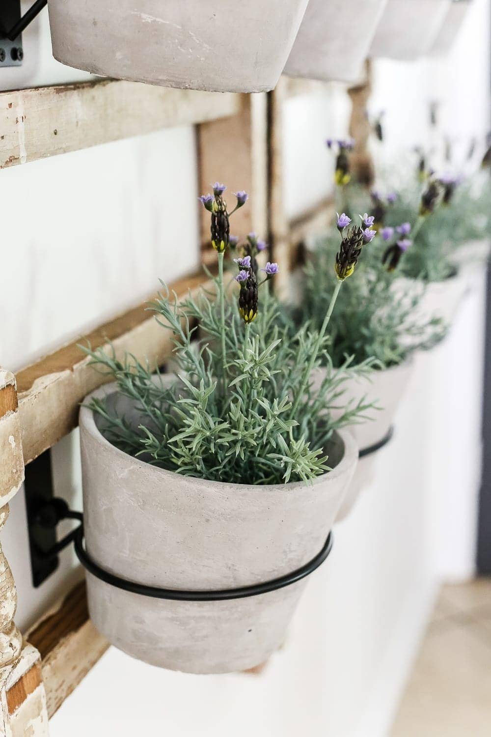 DIY Antique Banister Wall Planter | www.unigumushane.com - A quick and simple tutorial for how to make a wall planter from a repurposed antique banister using artificial plants. Cute way to bring the outdoors in!