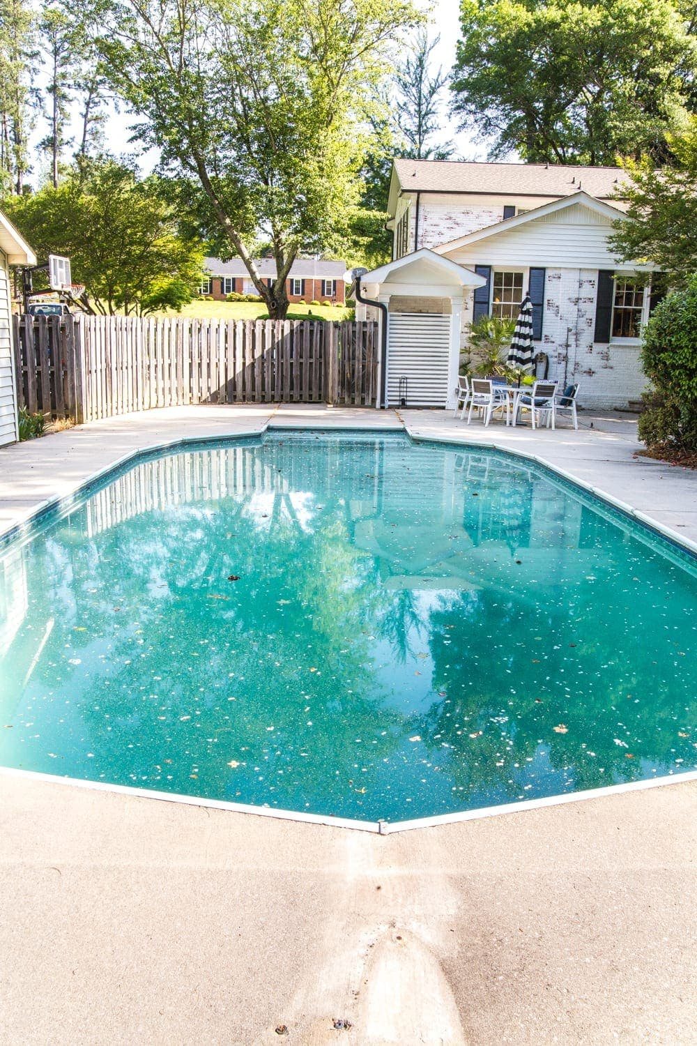 Backyard Before Tour and Pool Makeover Plans | unigumushane.com - Ideas to improve a shabby backyard and vinyl liner pool