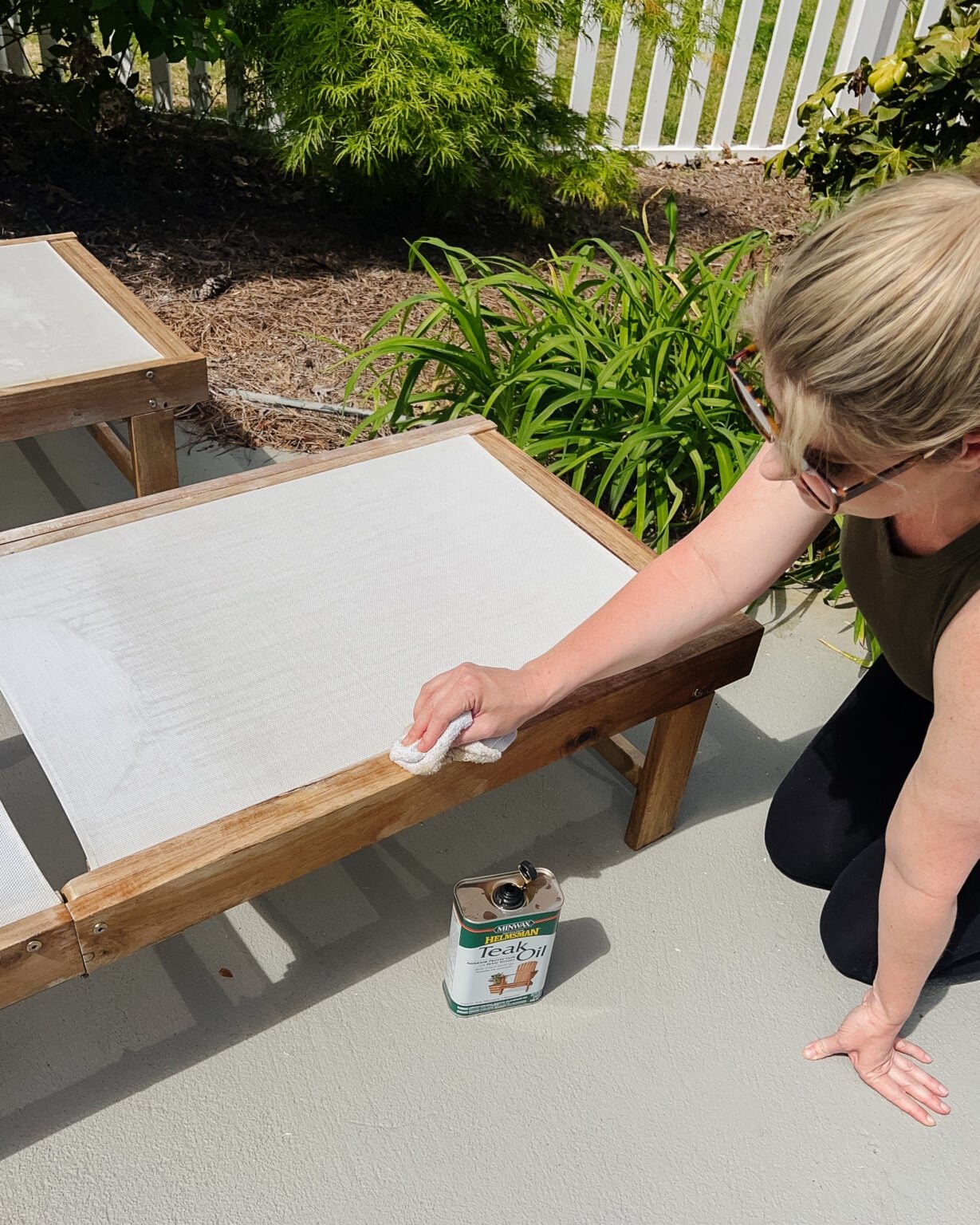 restoring outdoor wood furniture with teak oil