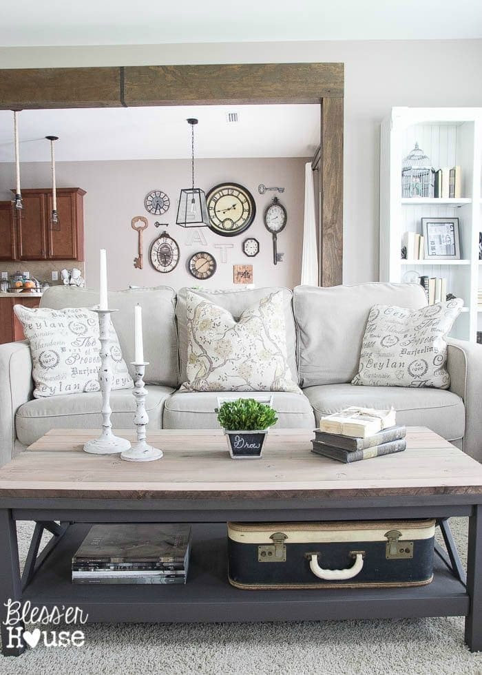 Barn Wood Top Coffee Table | Unigumushane - Gorgeous way to cover up a scratched, peeling veneer coffee table top!