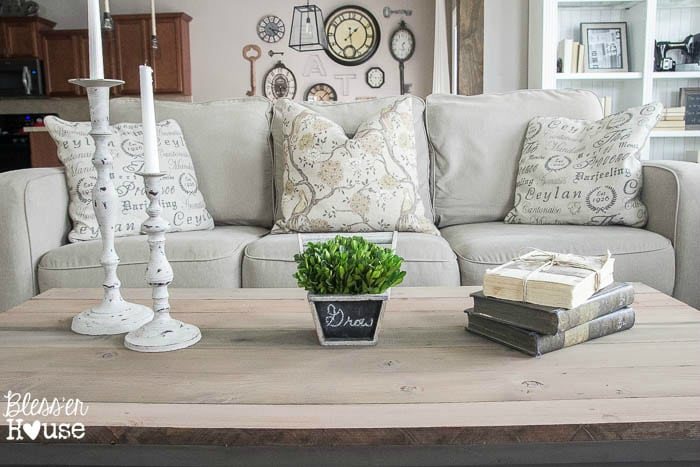Barn Wood Top Coffee Table | Unigumushane - Gorgeous way to cover up a scratched, peeling veneer coffee table top!