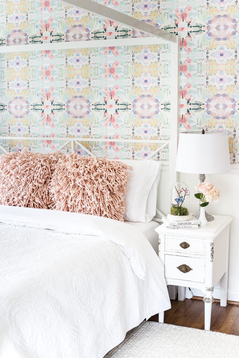 A thrifted table lamp gets a French Baroque designer inspired makeover using Annie Sloan Chalk Paint in Paris Grey, Pure White, clear wax, and dark wax. #thriftdecor #thrifted #thrifting #thriftmakeover #lamp #bedroom #girlbedroom #littlegirlbedroom #frenchdecor #femininedecor #designerknockoff #designerdecor
