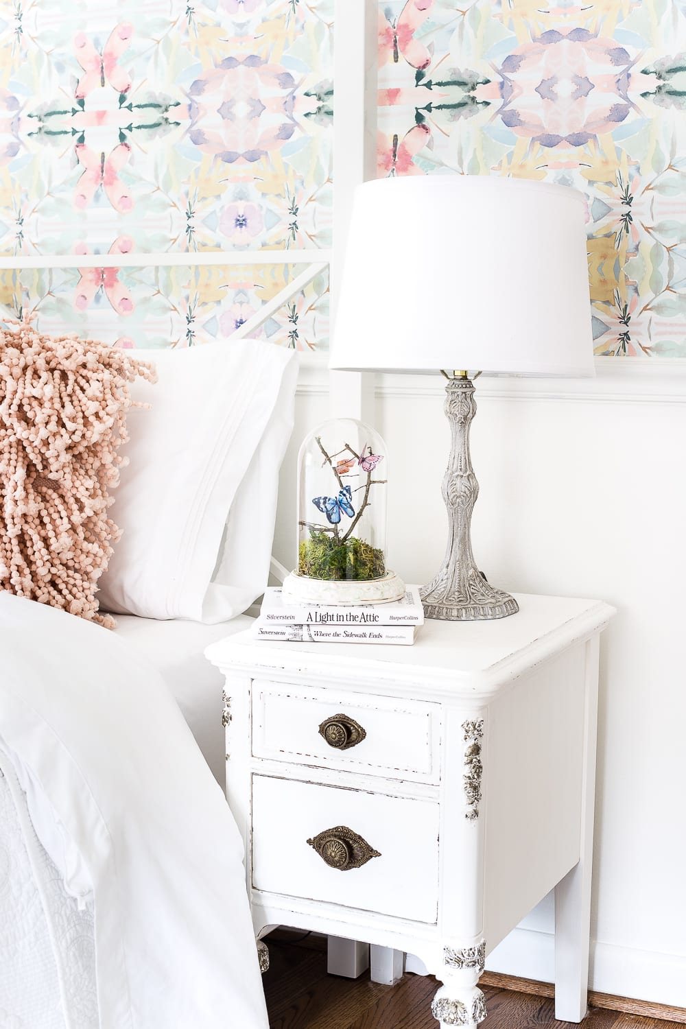 A thrifted table lamp gets a French Baroque designer inspired makeover using Annie Sloan Chalk Paint in Paris Grey, Pure White, clear wax, and dark wax. #thriftdecor #thrifted #thrifting #thriftmakeover #lamp #bedroom #girlbedroom #littlegirlbedroom #frenchdecor #femininedecor #designerknockoff #designerdecor