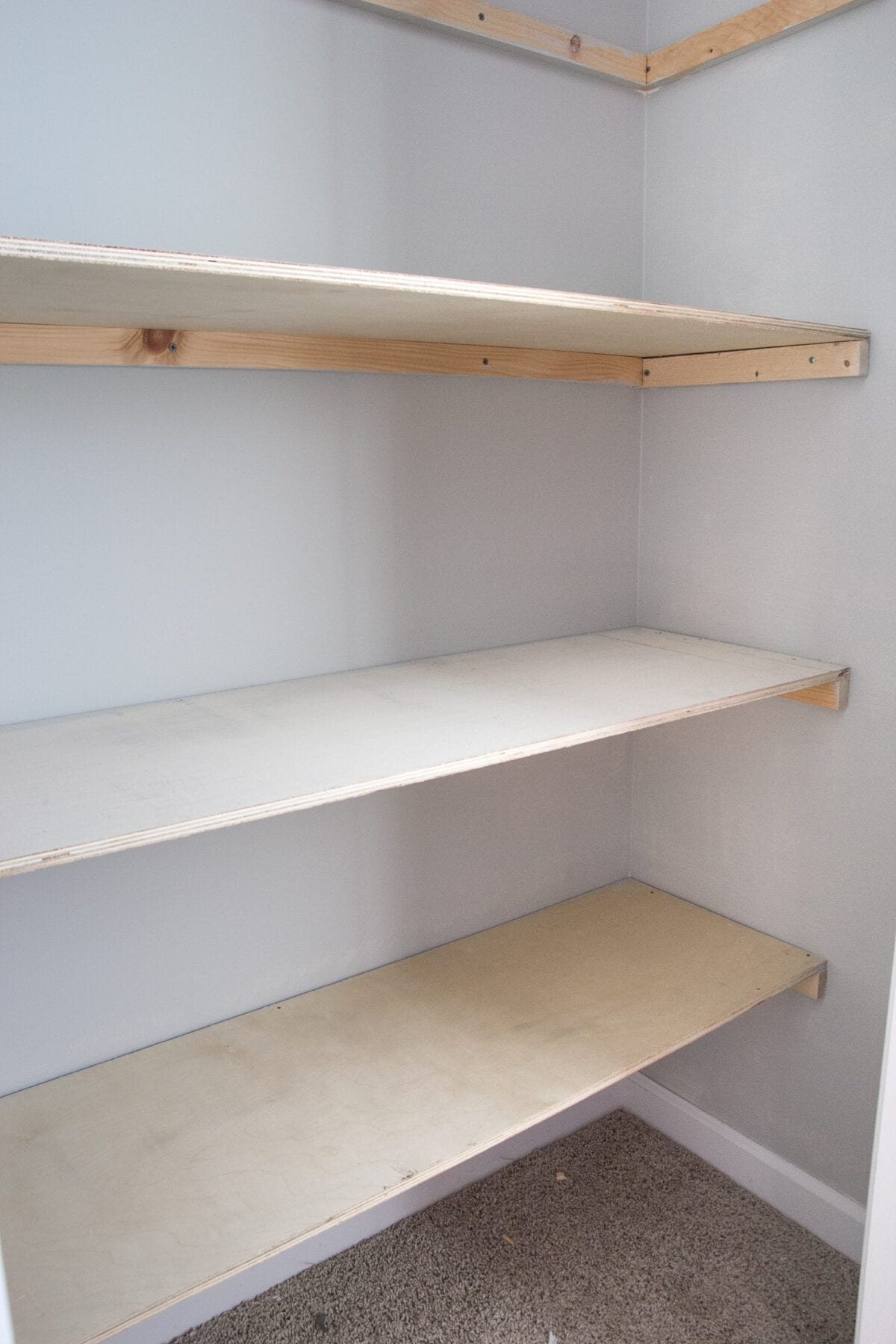 Basic DIY Closet Shelving | unigumushane.com | Super awesome beginner home improvement project! And gets rid of those crappy wire shelves. Ew.