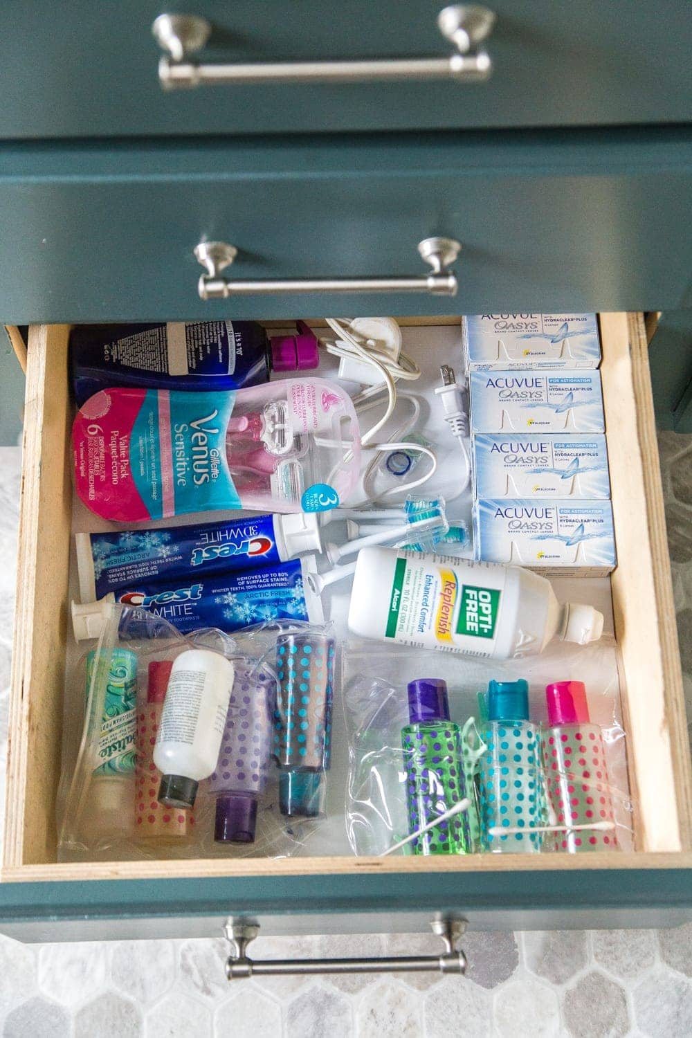 Bathroom Vanity Organization | The must-do steps to thoroughly organize your bathroom drawers and cabinets and the best tools to keep them looking tidy. #bathroomorganization #bathroomdrawer #bathroomcabinet #bathroomvanityorganization #bathroomorganizing