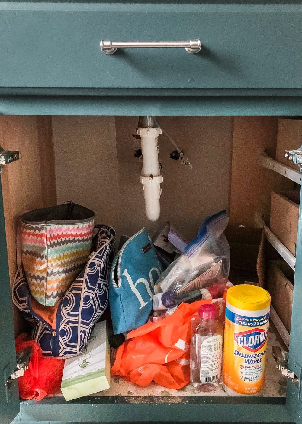 Bathroom Vanity Organization | The must-do steps to thoroughly organize your bathroom drawers and cabinets and the best tools to keep them looking tidy. #bathroomorganization #bathroomdrawer #bathroomcabinet #bathroomvanityorganization #bathroomorganizing