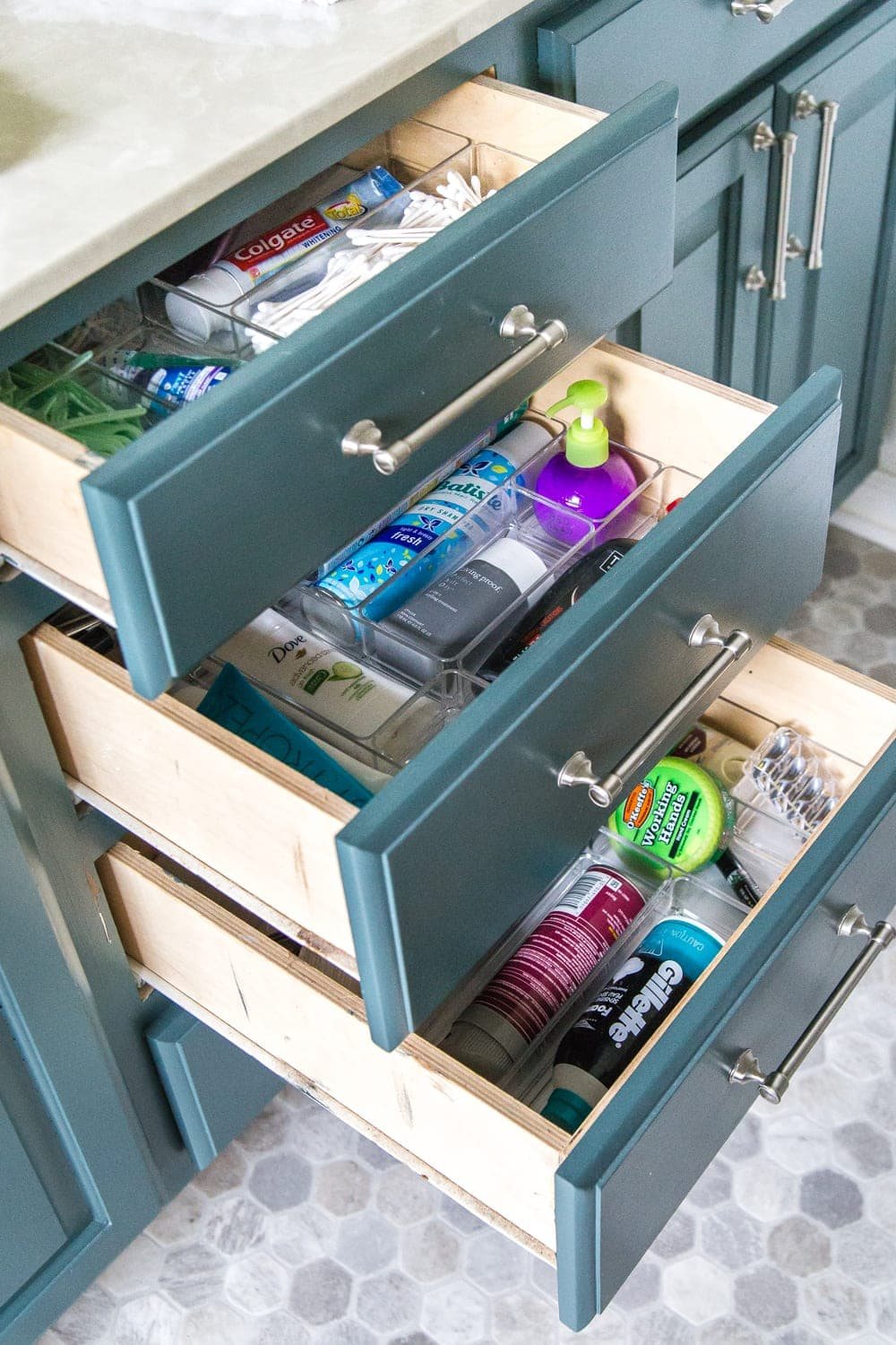 Bathroom Vanity Organization | The must-do steps to thoroughly organize your bathroom drawers and cabinets and the best tools to keep them looking tidy. #bathroomorganization #bathroomdrawer #bathroomcabinet #bathroomvanityorganization #bathroomorganizing