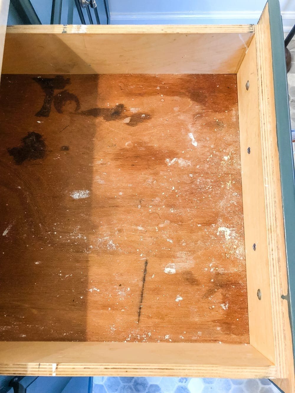 Bathroom Vanity Organization | The must-do steps to thoroughly organize your bathroom drawers and cabinets and the best tools to keep them looking tidy. #bathroomorganization #bathroomdrawer #bathroomcabinet #bathroomvanityorganization #bathroomorganizing