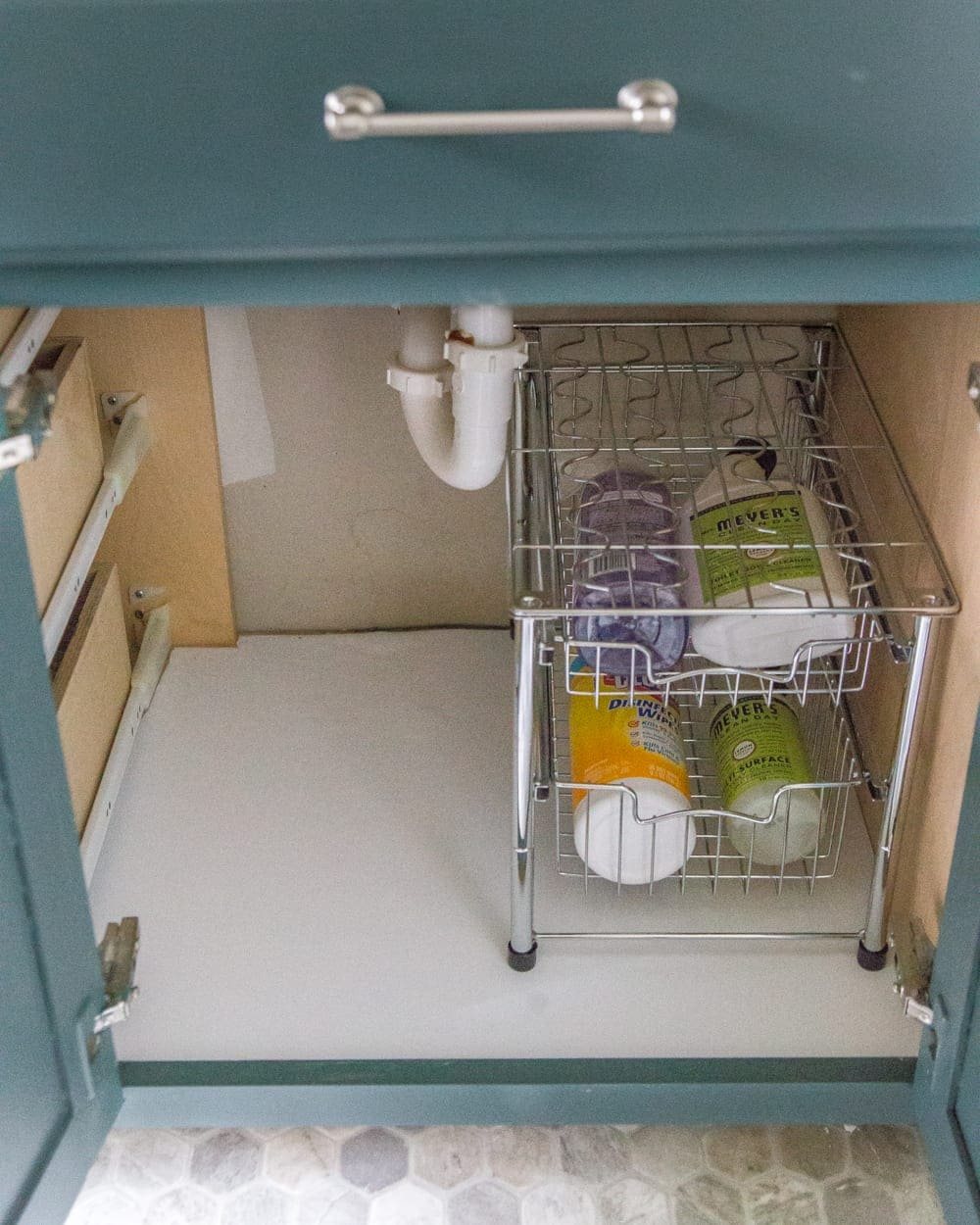Bathroom Vanity Organization | The must-do steps to thoroughly organize your bathroom drawers and cabinets and the best tools to keep them looking tidy. #bathroomorganization #bathroomdrawer #bathroomcabinet #bathroomvanityorganization #bathroomorganizing