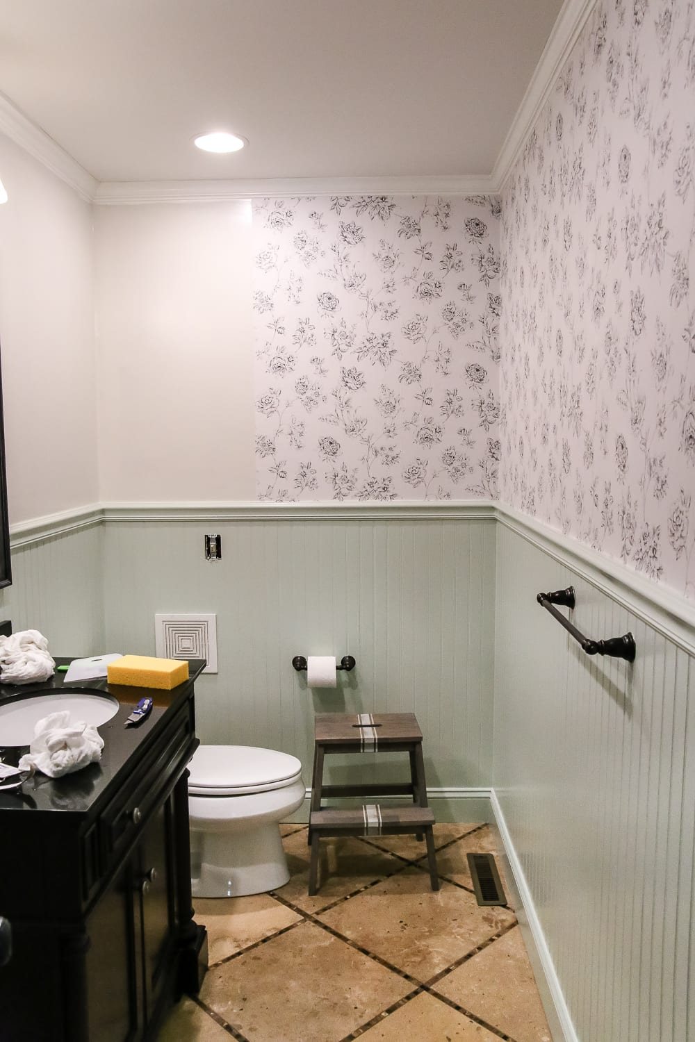 Beginner's Guide to Hanging Wallpaper | unigumushane.com - A step-by-step tutorial for how to hang wallpaper along with a full supply list and tips for first-timers.