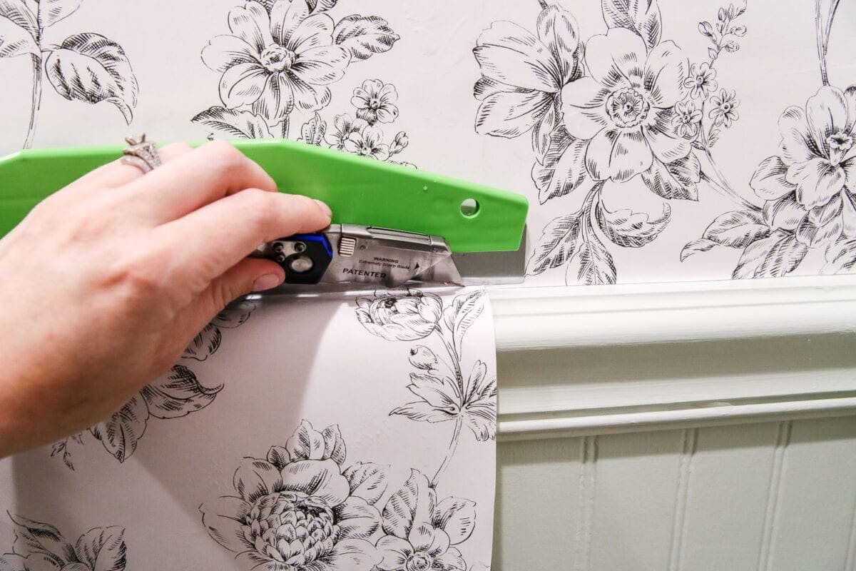 Beginner's Guide to Hanging Wallpaper | unigumushane.com - A step-by-step tutorial for how to hang wallpaper along with a full supply list and tips for first-timers.