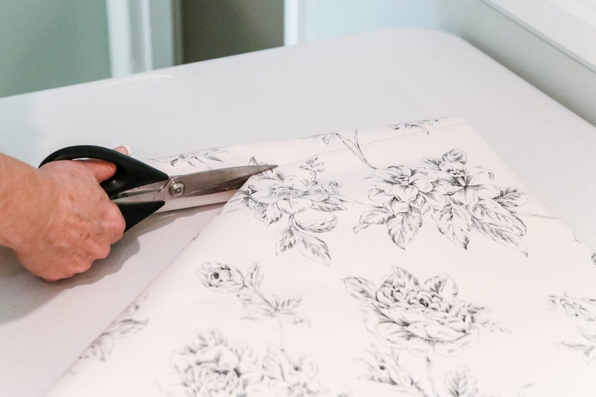 Beginner's Guide to Hanging Wallpaper | unigumushane.com - A step-by-step tutorial for how to hang wallpaper along with a full supply list and tips for first-timers.