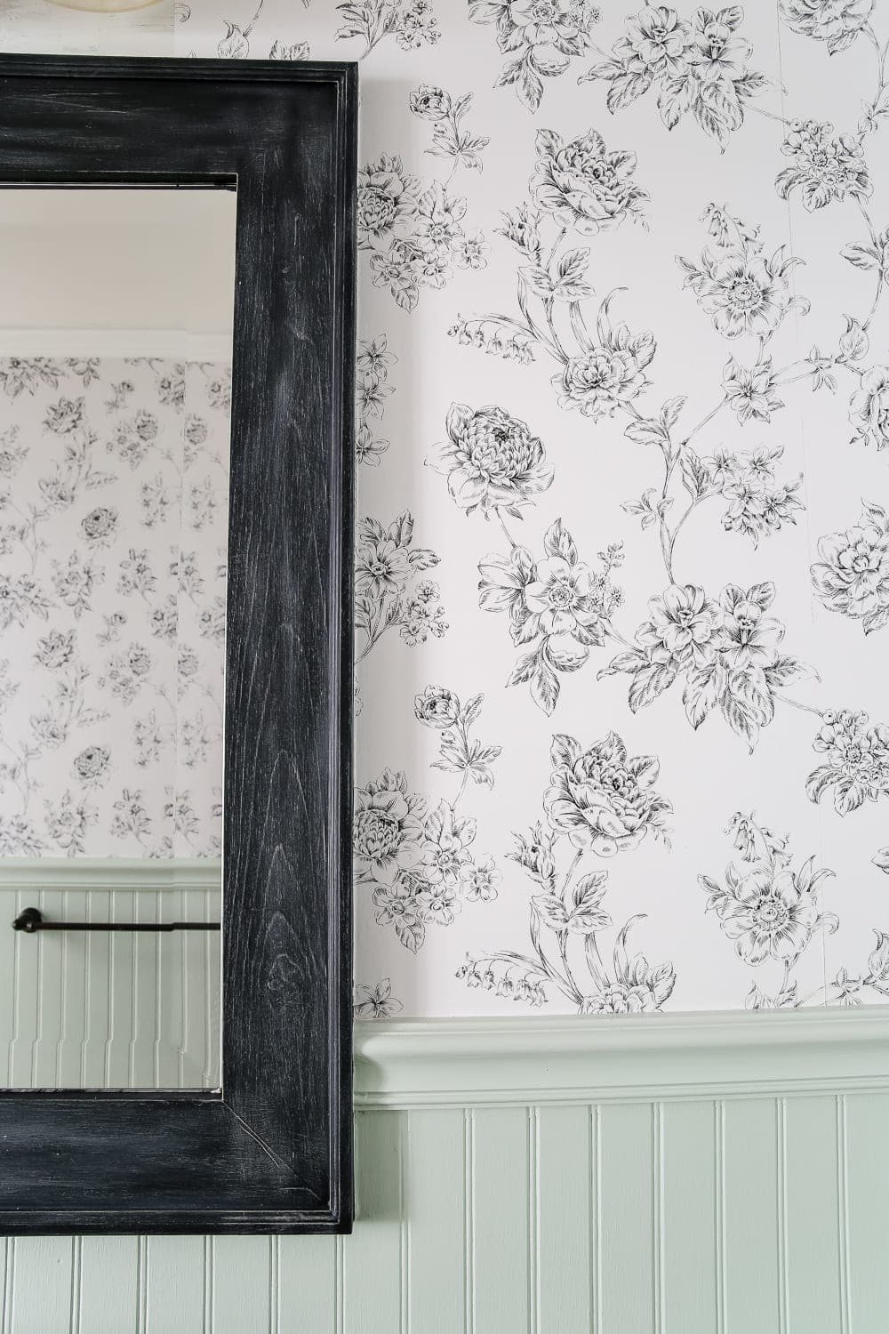 Beginner's Guide to Hanging Wallpaper | unigumushane.com - A step-by-step tutorial for how to hang wallpaper along with a full supply list and tips for first-timers.