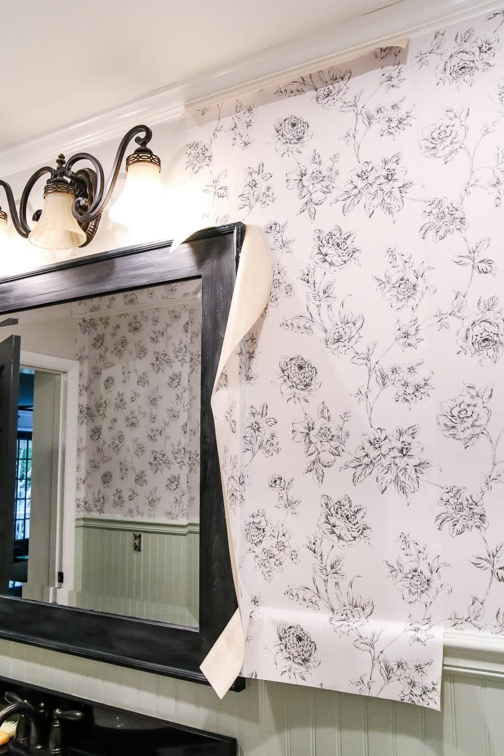 Beginner's Guide to Hanging Wallpaper | unigumushane.com - A step-by-step tutorial for how to hang wallpaper along with a full supply list and tips for first-timers.