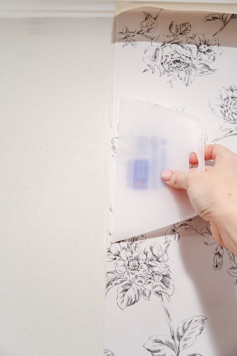 Beginner's Guide to Hanging Wallpaper | unigumushane.com - A step-by-step tutorial for how to hang wallpaper along with a full supply list and tips for first-timers.