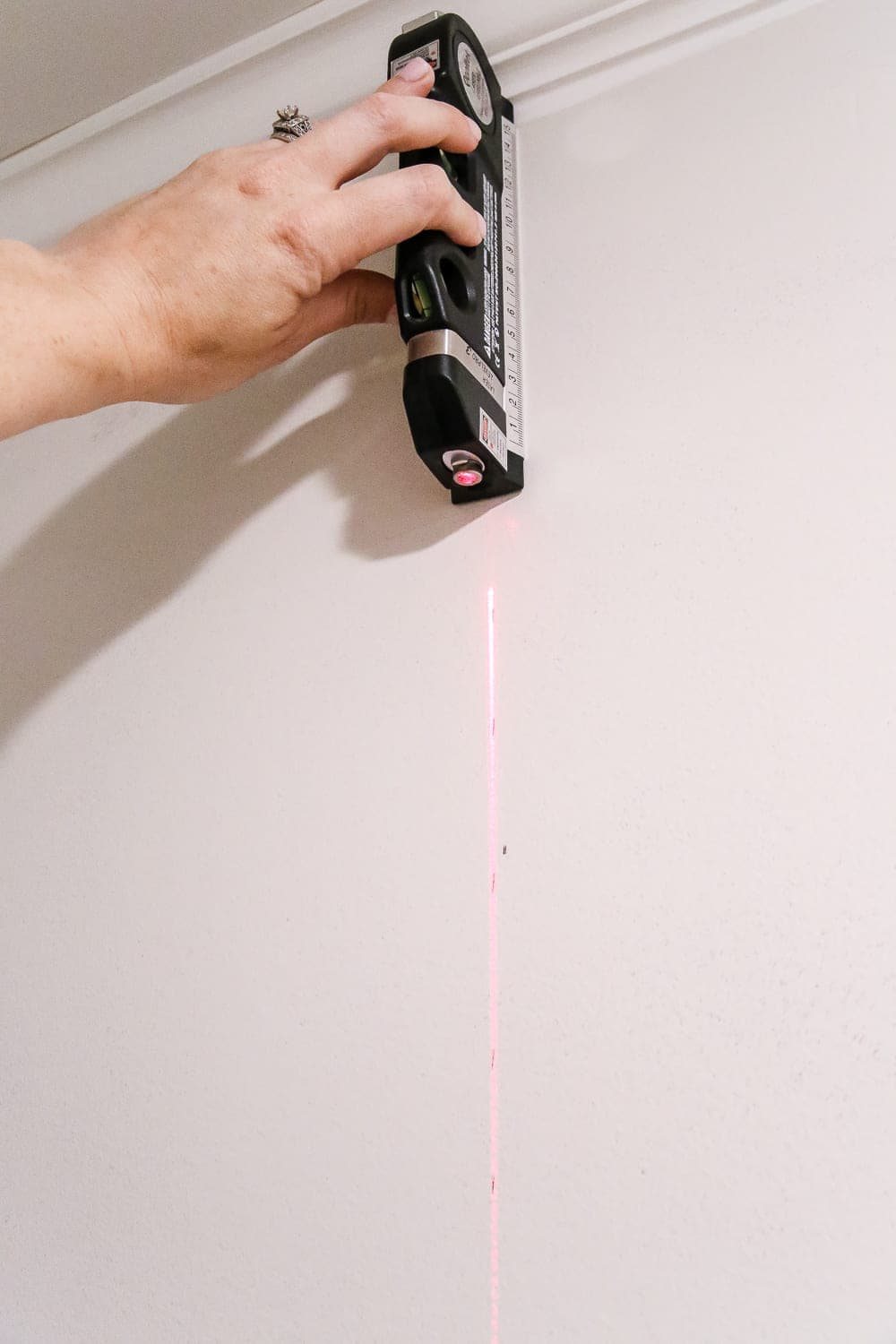 Beginner's Guide to Hanging Wallpaper | unigumushane.com - A step-by-step tutorial for how to hang wallpaper along with a full supply list and tips for first-timers.