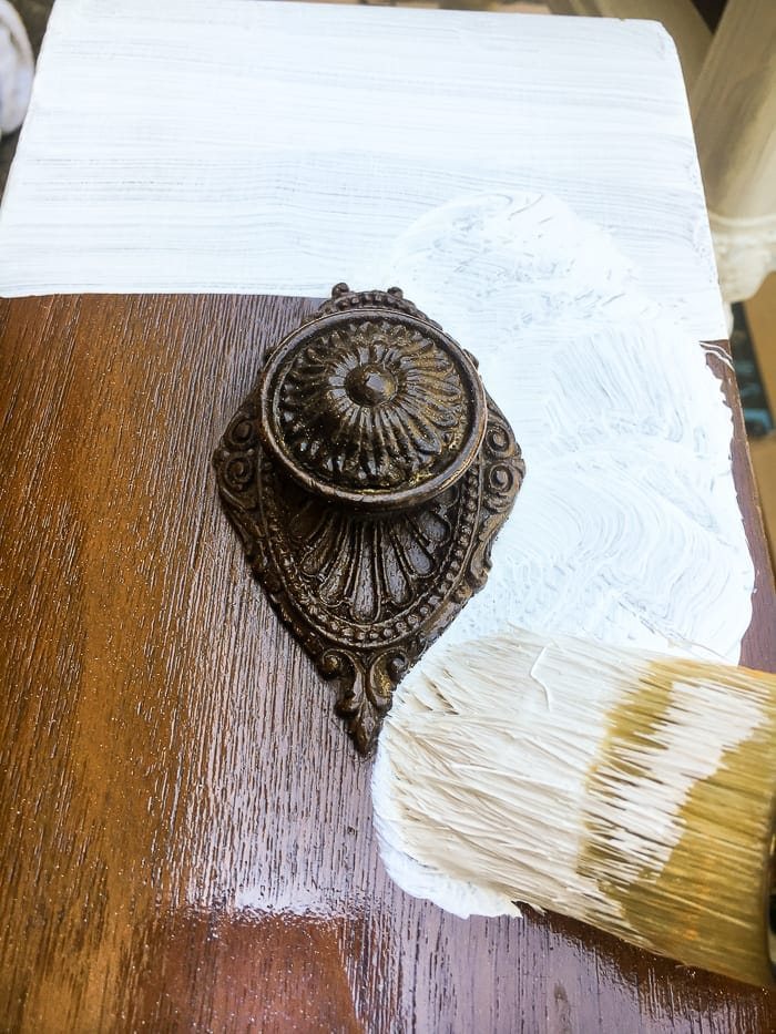Faux Gilded Nightstands | unigumushane.com - A pair of old, broken wooden nightstands gets a bright white, French-inspired facelift with a faux gilded bronze finish.