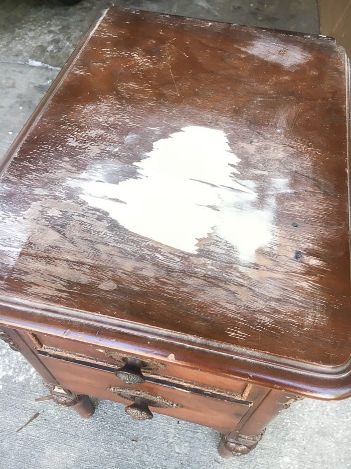 Faux Gilded Nightstands | unigumushane.com - A pair of old, broken wooden nightstands gets a bright white, French-inspired facelift with a faux gilded bronze finish.