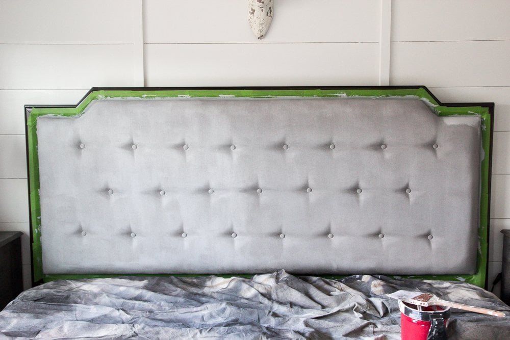 Beginner's Guide to Painting Upholstery | unigumushane.com A simple tutorial for painting fabric furniture- This is so easy! Way better than upholstering furniture from scratch.