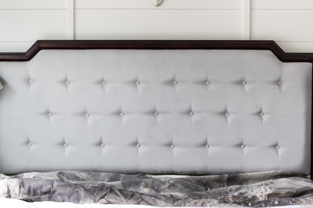 Beginner's Guide to Painting Upholstery | unigumushane.com A simple tutorial for painting fabric furniture- This is so easy! Way better than upholstering furniture from scratch.