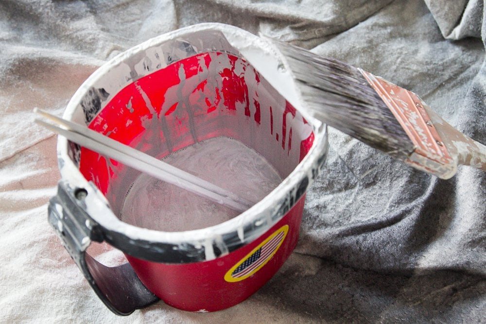 Beginner's Guide to Painting Upholstery | unigumushane.com A simple tutorial for painting fabric furniture- This is so easy! Way better than upholstering furniture from scratch.