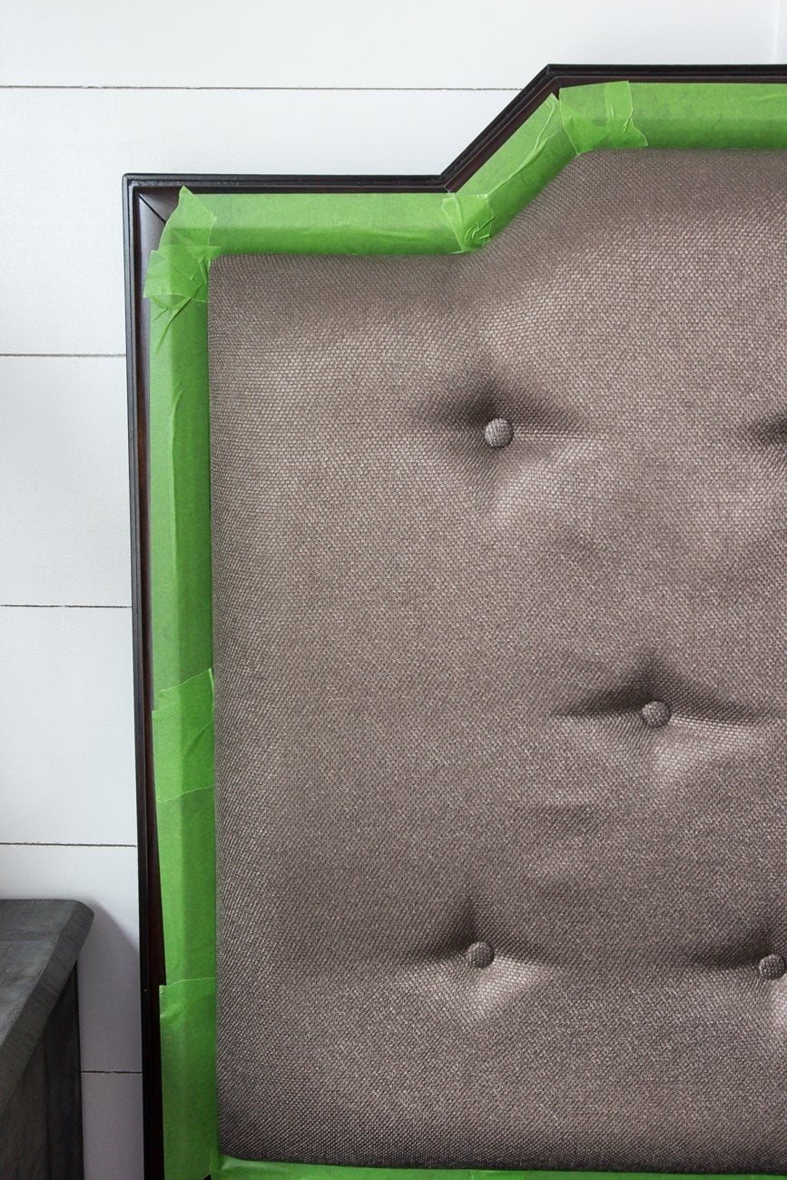Beginner's Guide to Painting Upholstery | unigumushane.com A simple tutorial for painting fabric furniture- This is so easy! Way better than upholstering furniture from scratch.