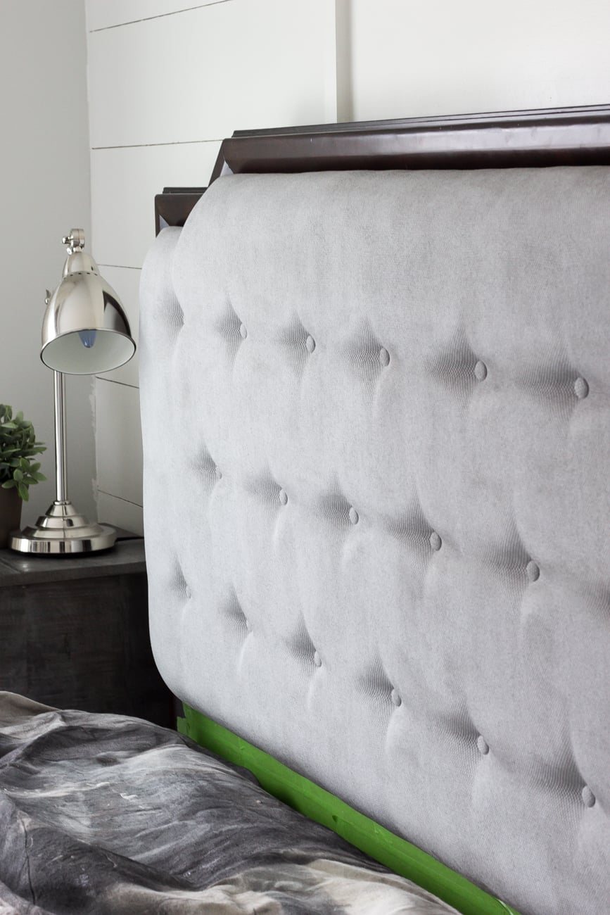 Beginner's Guide to Painting Upholstery | unigumushane.com A simple tutorial for painting fabric furniture- This is so easy! Way better than upholstering furniture from scratch.