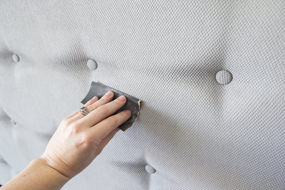 Beginner's Guide to Painting Upholstery | unigumushane.com A simple tutorial for painting fabric furniture- This is so easy! Way better than upholstering furniture from scratch.