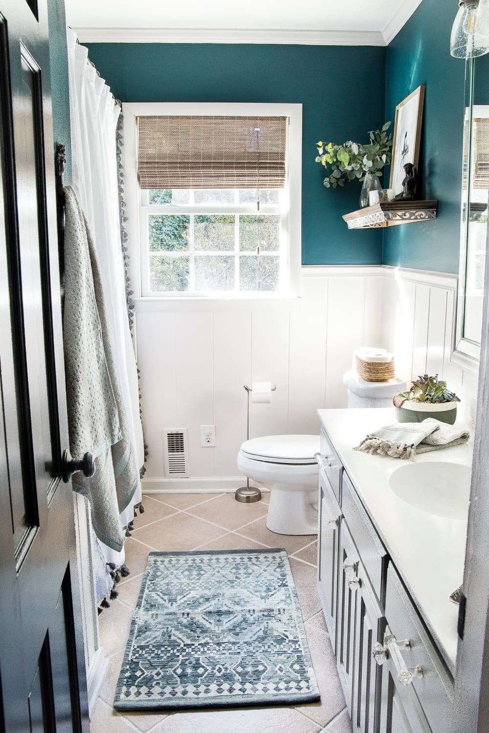 Kid's / Guest Bathroom Makeover on a Budget | unigumushane.com - A shared kid's / guest bathroom gets a full makeover for less than $500 using just paint, DIY tutorials, and decorating tricks. #bathroom #homeimprovement