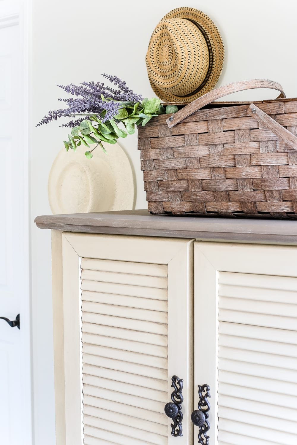 Blue Cottage Style Guest Bedroom Makeover | unigumushane.com - A dark and dated guest bedroom gets a cottage style makeover with serene shades of blue using Craigslist furniture and budget-friendly finds.