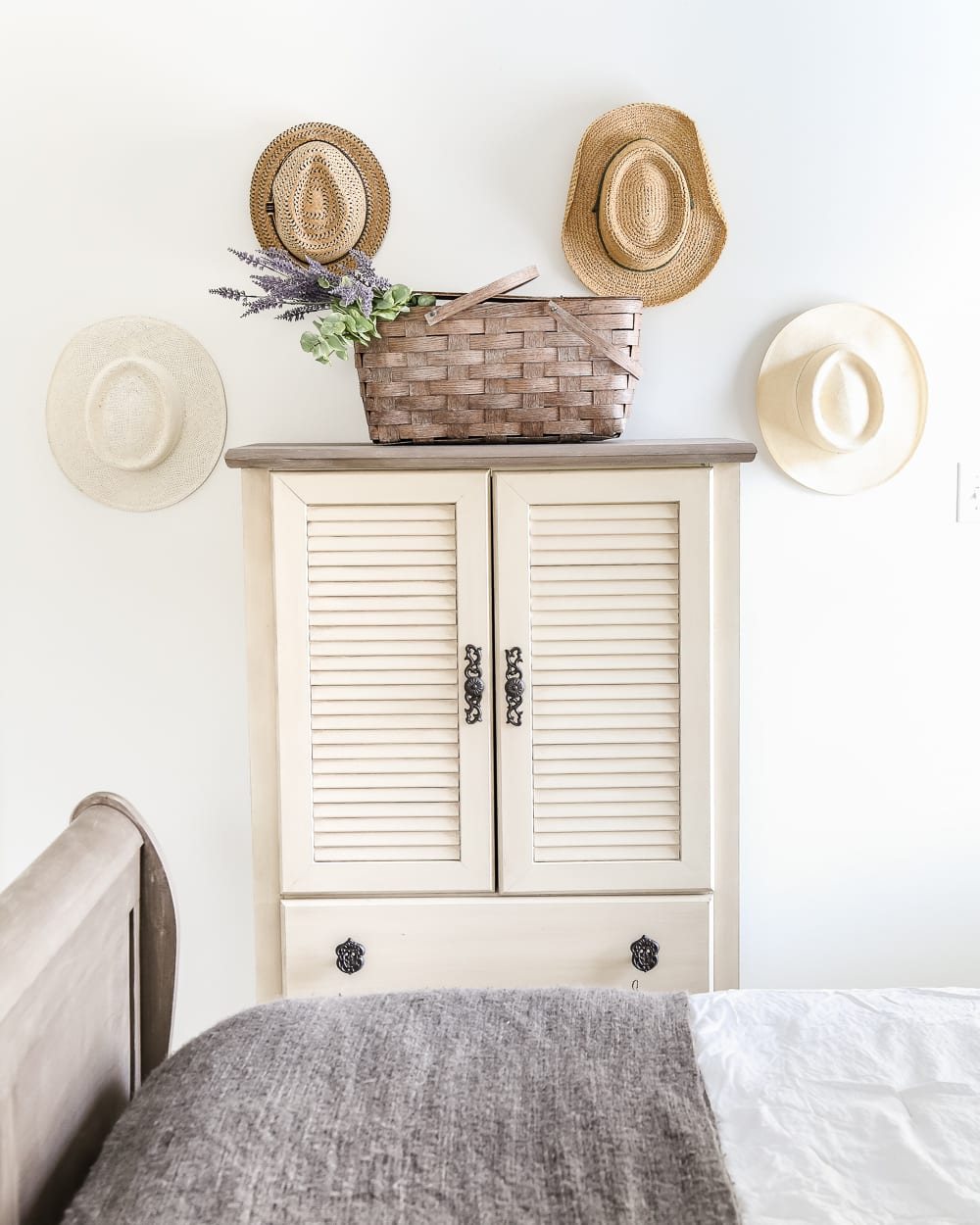 Blue Cottage Style Guest Bedroom Makeover | unigumushane.com - A dark and dated guest bedroom gets a cottage style makeover with serene shades of blue using Craigslist furniture and budget-friendly finds.