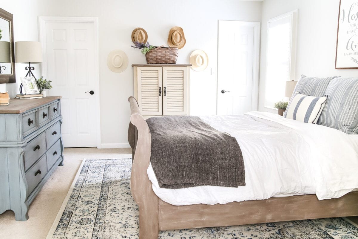 Blue Cottage Style Guest Bedroom Makeover | unigumushane.com - A dark and dated guest bedroom gets a cottage style makeover with serene shades of blue using Craigslist furniture and budget-friendly finds.