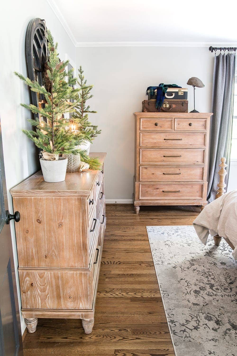 Blue Christmas Bedroom | unigumushane.com - A master bedroom decorated for Christmas with neutrals, blues, and greens that transitions easily into winter. #christmasbedroom #bluechristmas
