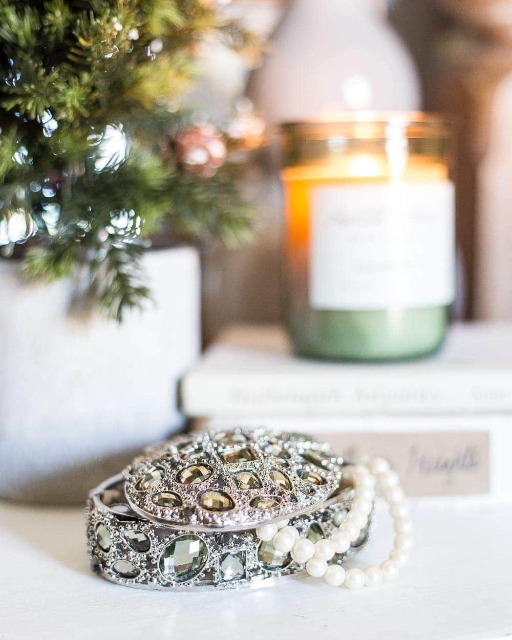 Blue Christmas Bedroom | unigumushane.com - A master bedroom decorated for Christmas with neutrals, blues, and greens that transitions easily into winter. #christmasbedroom #bluechristmas